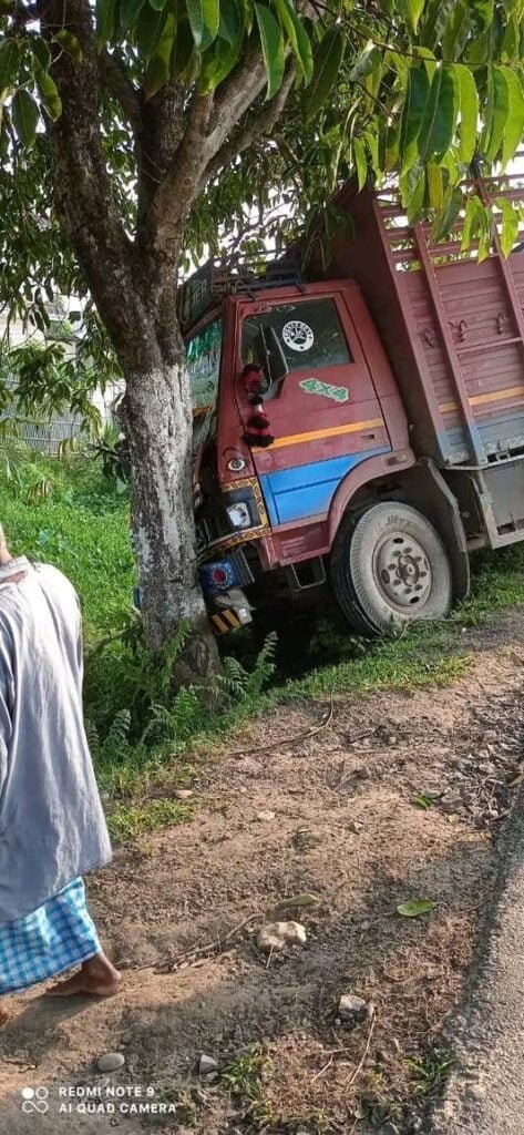 পূৰণ নহ’ল অসম আৰক্ষীত যােগদানৰ সপােন! অনুশীলনৰ সময়তে তীব্ৰবেগী ট্ৰাকে কাঢ়ি নিলে ৩ বন্ধুসহ ৫ জনৰ প্ৰাণ 2 photo1653374061