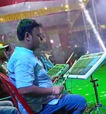 মৰ্মান্তিক! সংগীতানুষ্ঠানত বাদ্যযন্ত্ৰ বজাই থকা সময়তে হৃদৰোগত আক্ৰান্ত হৈ মৃত্যু যুৱকৰ 1 s 1
