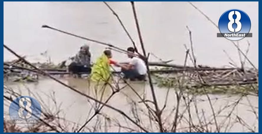 বাৰিষাৰ সংহাৰী ৰূপ! ফাট বিহু চাই উভটি অহাৰ সময়তে বাঁহৰ দলংসহ উটি গ’ল কেইবাজনো লোক 1 uti jai