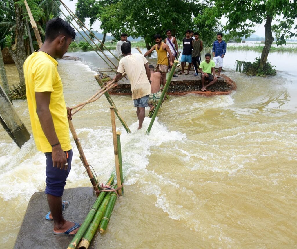 বন্যাৰ্তৰ দুখৰ সমভাগী! বন্যাৰ্তৰ কাষত বহি একেলগে আহাৰ গ্ৰহণ এগৰাকী উপায়ুক্তৰ 1 18 06 22 Goalpara flood 1