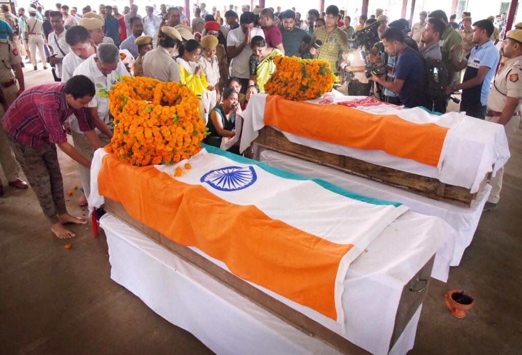 বলিয়া বানে উটুৱাই নিলে ভাৰপ্ৰাপ্ত আৰক্ষী বিষয়াসহ কনিষ্টবলক, মৃতদেহ উদ্ধাৰ 3 20 06 22 Nagaon paying last tribute to SI Sammujal Kakoti and constable Rajib Bordoloi 1