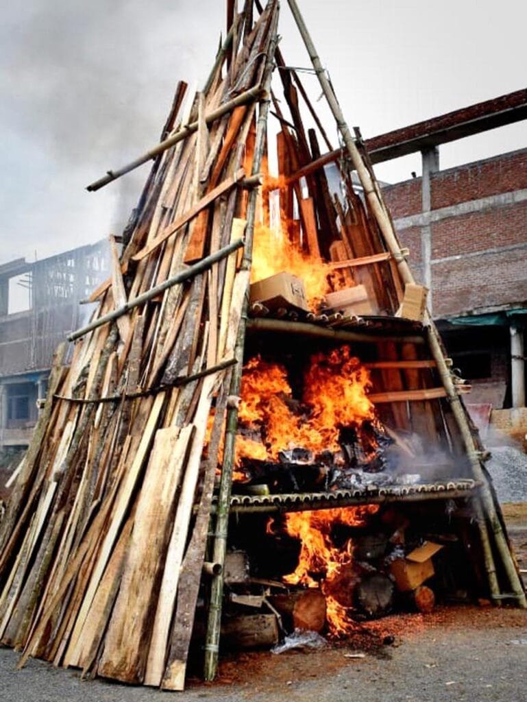 ৰােলাৰ চলাই মাদক দ্ৰব্য ধ্বংস কৰিলে আৰক্ষী বিষয়াই... 2 26 06 22 Nagaon Drugs destroyed by police 4