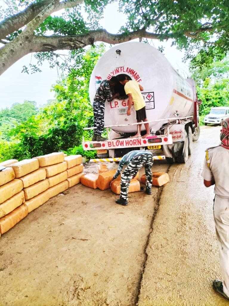গেছ পৰিবাহী টেংকাৰৰ পৰা জব্দ ৫,৩৬৪ কিলাে গাঞ্জা, গ্ৰেপ্তাৰ ২ জন 3 FVc4ug3aUAA1ZC3
