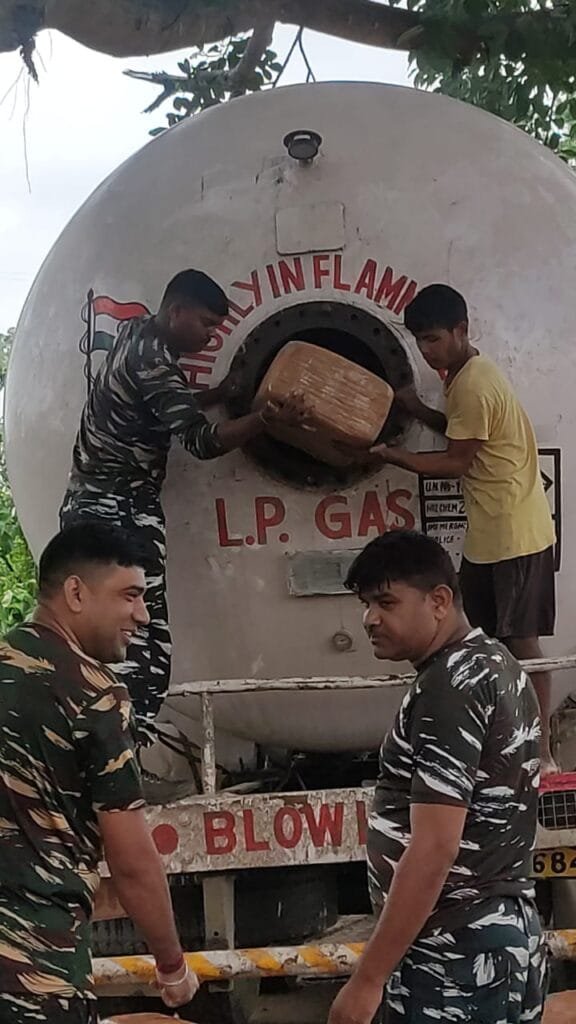 গেছ পৰিবাহী টেংকাৰৰ পৰা জব্দ ৫,৩৬৪ কিলাে গাঞ্জা, গ্ৰেপ্তাৰ ২ জন 2 FVcqOGRUsAIm3Pj