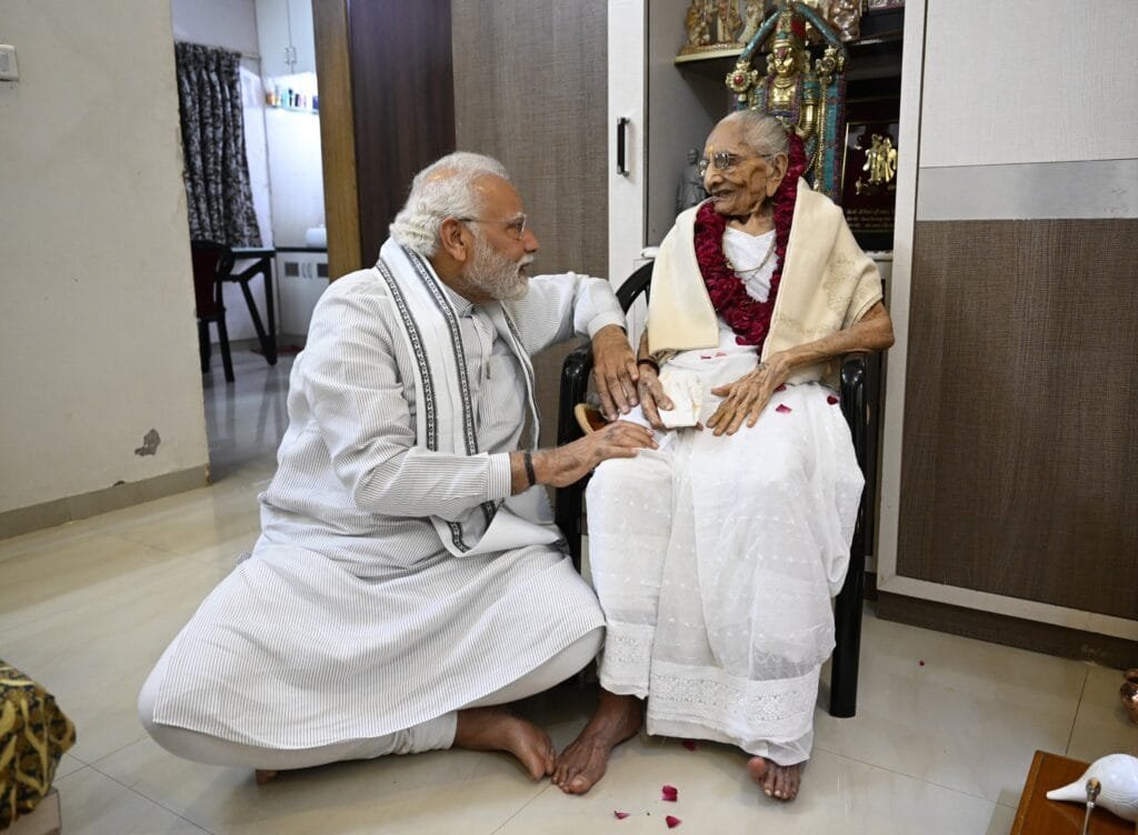 শতায়ু গৰকিলে প্ৰধানমন্ত্ৰী নৰেন্দ্ৰ মােদীৰ মাতৃ হীৰাবেনে... 1 FVgEZzjaIAAKNpW