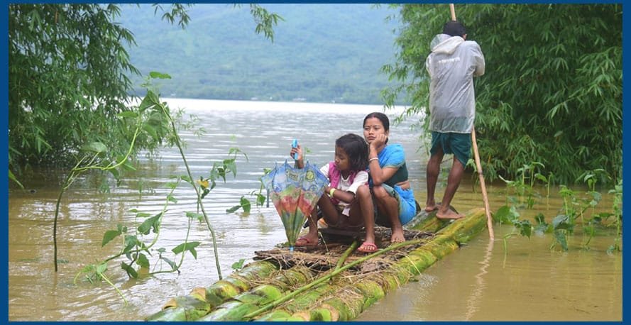 বন্যাৰ্তৰ দুখৰ সমভাগী! বন্যাৰ্তৰ কাষত বহি একেলগে আহাৰ গ্ৰহণ এগৰাকী উপায়ুক্তৰ 6 G4 11
