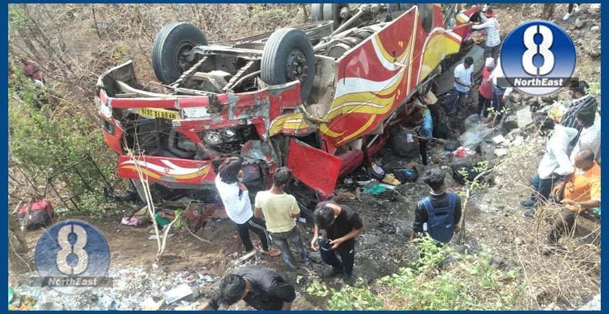 শোকাবহ! ৫০ ফুট দ খাৱৈত পৰিল যাত্ৰীবাহী বাছ, নিহত ৫, আহত ১৭ জন 1 G5 11