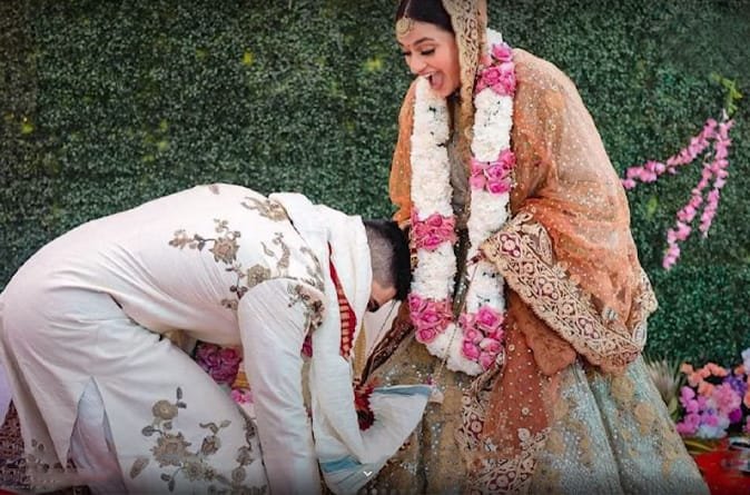 কইনাই নহয়, ওলোটাই দৰাইহে কৰিলে কইনাৰচৰণ স্পৰ্শ! ভাইৰেল ভিডিঅ’ 2 groom