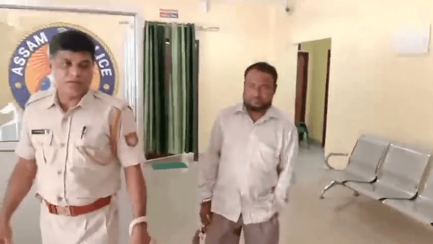 অসম আৰক্ষীৰ জালত দুৰ্ধৰ্ষ চোৰাং চিকাৰী, অৰুণাচলত কৰি আছিল আত্মগোপন... 1 image 10
