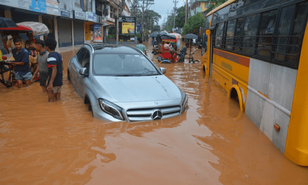 কৃত্ৰিম বান আৰু ভূমিস্খলনত বিধ্বস্ত গুৱাহাটী, এই পৰ্যন্ত ৫জন লোকৰ মৃত্যু... 4 image 128