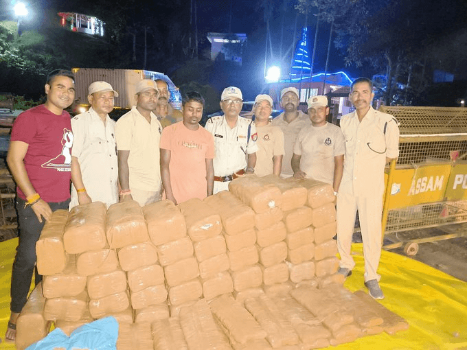 অসম-ত্ৰিপুৰা সীমান্তত জব্দ এহাজাৰ কেজি গাঞ্জা, এজনক আটক 2 image 144
