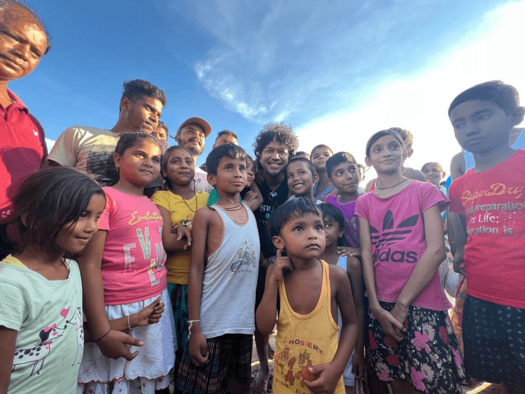 কলৰ ভূৰেৰে বান্যাৰ্তৰ কাষলে গৈ খাদ্য সামগ্ৰী বিতৰণ কৰিলে অংগৰাগ পাপন মহন্তই... 3 image 220