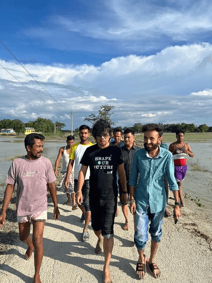কলৰ ভূৰেৰে বান্যাৰ্তৰ কাষলে গৈ খাদ্য সামগ্ৰী বিতৰণ কৰিলে অংগৰাগ পাপন মহন্তই... 2 image 221