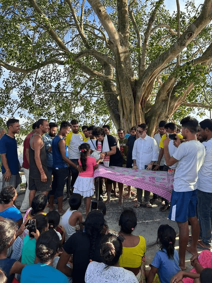 কলৰ ভূৰেৰে বান্যাৰ্তৰ কাষলে গৈ খাদ্য সামগ্ৰী বিতৰণ কৰিলে অংগৰাগ পাপন মহন্তই... 1 image 222