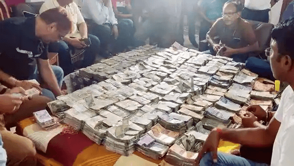 বেজৰ নাকতে খৰ! ড্ৰাগছ ইন্সপেক্টৰৰ ঘৰত ওলাল কোটি কোটি টকা 2 image 228