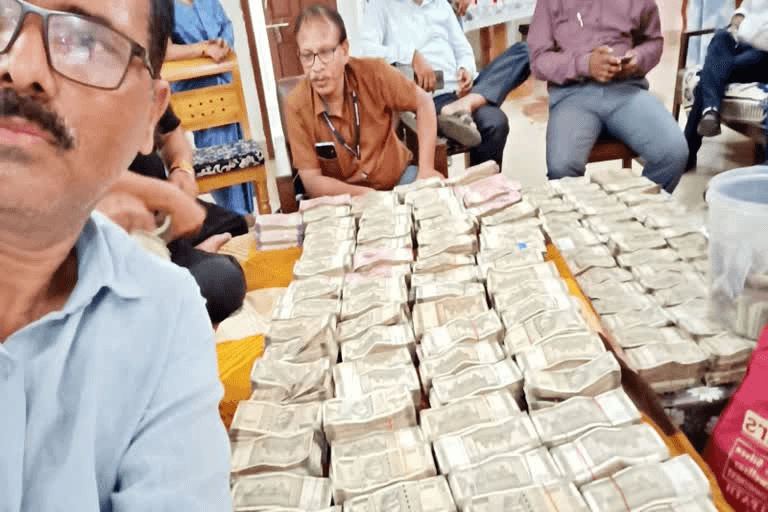 বেজৰ নাকতে খৰ! ড্ৰাগছ ইন্সপেক্টৰৰ ঘৰত ওলাল কোটি কোটি টকা 1 image 229