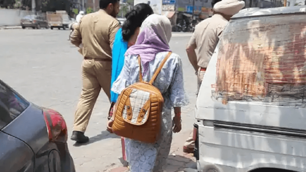 পাকিস্তানী যুৱকৰ প্ৰেমত মচগুল ভাৰতীয় শিক্ষয়িত্ৰী! প্ৰেমিকক বিচাৰি যোৱাৰ সময়তে সীমান্তত হ’ল আটক 1 image 237