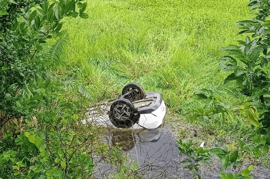 অতি মৰ্মান্তিক! নিয়ন্ত্ৰণ হেৰুৱাই দ’ খাৱৈত পৰিল বাহন, চাৰি কলেজীয়া ছাত্ৰৰ মৃত্যু... 1 image 255