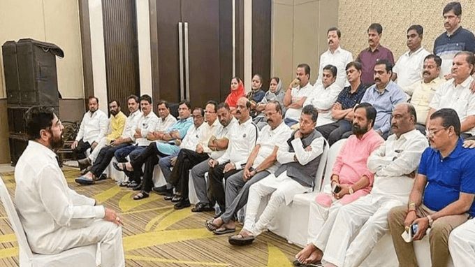 অসমলৈ ৫১ লাখ টকাৰ বান সাহায্য একনাথ ছিন্দেপন্থী শিৱসেনা-নিৰ্দলীয় বিধায়কৰ... 2 image 260