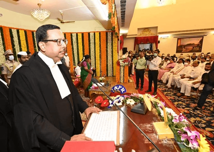 গৌৰৱৰ ক্ষণ! তেলেংগানা হাইক’ৰ্টৰ মুখ্য ন্যায়াধীশৰূপে শপত ল'লে অসম সন্তান উজ্জ্বল ভূঞাই 3 image 261