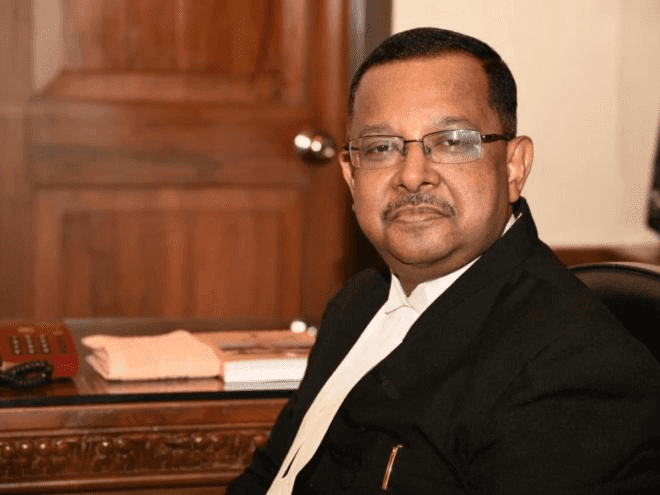 গৌৰৱৰ ক্ষণ! তেলেংগানা হাইক’ৰ্টৰ মুখ্য ন্যায়াধীশৰূপে শপত ল'লে অসম সন্তান উজ্জ্বল ভূঞাই 1 image 263