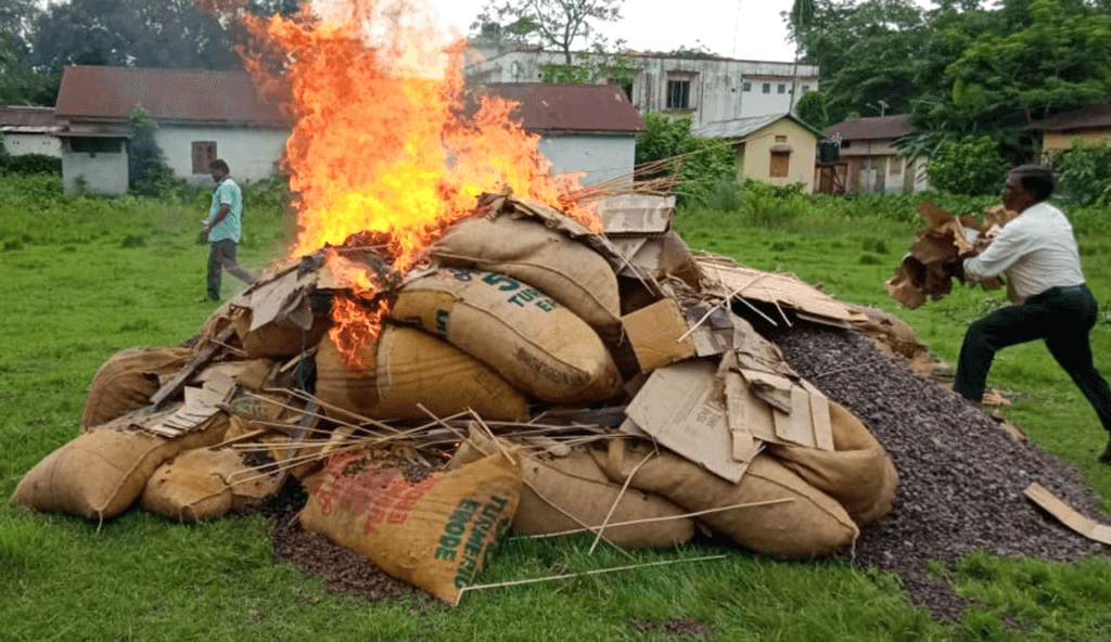 বৃহৎ পৰিমাণৰ জব্দকৃত বার্মিজ চুপাৰি দাহ প্ৰশাসনৰ... 1 image 42