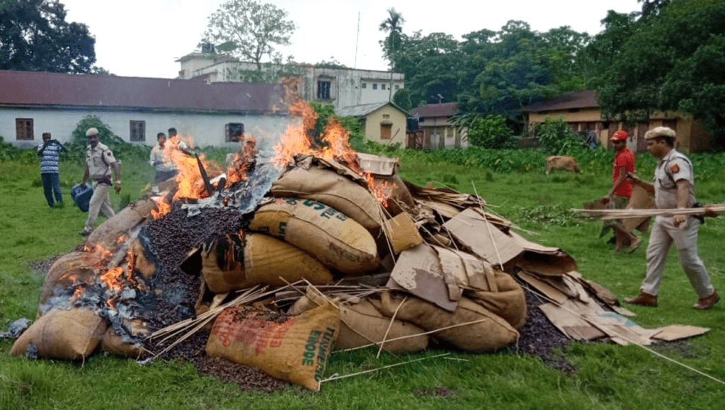 বৃহৎ পৰিমাণৰ জব্দকৃত বার্মিজ চুপাৰি দাহ প্ৰশাসনৰ... 3 image 43