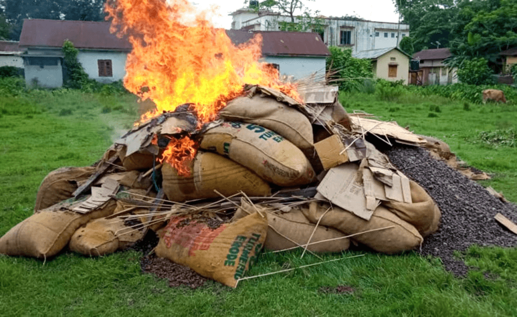 বৃহৎ পৰিমাণৰ জব্দকৃত বার্মিজ চুপাৰি দাহ প্ৰশাসনৰ... 2 image 44