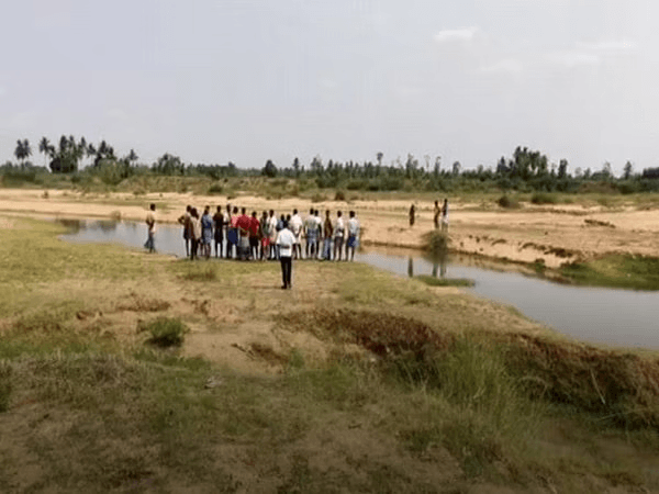 কৃত্ৰিম বান্ধৰ কাষত গা ধুবলৈ যোৱাটোৱেই হ’ল কাল! একেলগে সলিল সমাধি ৭গৰাকী কিশোৰীৰ 1 image 71