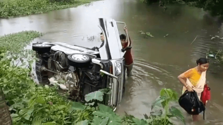 ভয়ংকৰ দুৰ্ঘটনা! দ’ খাৱৈত লুটি খাই পৰিল বিদ্যালয়লৈ ছাত্ৰ-ছাত্ৰী কঢ়িওৱা স্কুল ভেন... 1 image 87