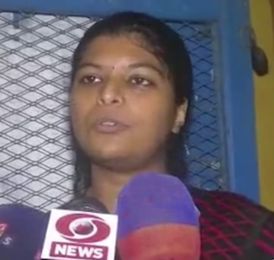 বন্যাৰ্তৰ দুখৰ সমভাগী! বন্যাৰ্তৰ কাষত বহি একেলগে আহাৰ গ্ৰহণ এগৰাকী উপায়ুক্তৰ 2 p1 5