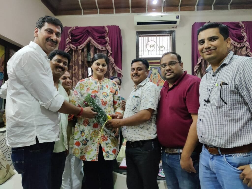 গাৰ্হস্থ্য হিংসাৰ বলি হৈ স্বামীগৃহ ত্যাগ কৰা শিৱাংগী এতিয়া IAS হ’ল, আনৰ বাবেও হৈ পৰিছে আদৰ্শ 5 photo1654063466