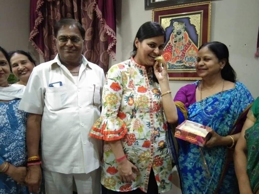 গাৰ্হস্থ্য হিংসাৰ বলি হৈ স্বামীগৃহ ত্যাগ কৰা শিৱাংগী এতিয়া IAS হ’ল, আনৰ বাবেও হৈ পৰিছে আদৰ্শ 2 photo1654063717