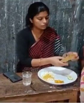 বন্যাৰ্তৰ দুখৰ সমভাগী! বন্যাৰ্তৰ কাষত বহি একেলগে আহাৰ গ্ৰহণ এগৰাকী উপায়ুক্তৰ 3 photo1655722376
