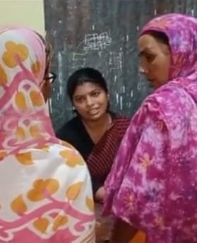 বন্যাৰ্তৰ দুখৰ সমভাগী! বন্যাৰ্তৰ কাষত বহি একেলগে আহাৰ গ্ৰহণ এগৰাকী উপায়ুক্তৰ 4 photo1655722412 1