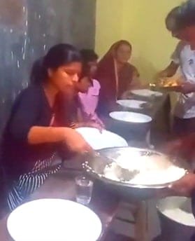 বন্যাৰ্তৰ দুখৰ সমভাগী! বন্যাৰ্তৰ কাষত বহি একেলগে আহাৰ গ্ৰহণ এগৰাকী উপায়ুক্তৰ 5 photo1655722463