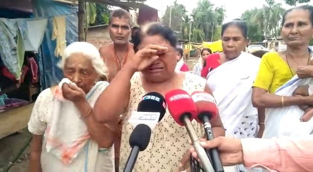 দুকাপ দাইল, দুমগ চাউলৰ দাম ৩০ টকা! কামপুৰত বান সাহায্য গ্ৰহণ কৰি উচুপি উঠিল বন্যৰ্ত মহিলা 2 photo1656071910 1