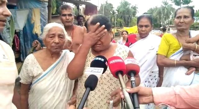 দুকাপ দাইল, দুমগ চাউলৰ দাম ৩০ টকা! কামপুৰত বান সাহায্য গ্ৰহণ কৰি উচুপি উঠিল বন্যৰ্ত মহিলা 1 photo1656071910