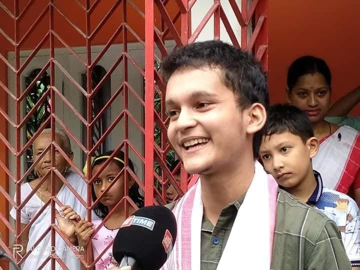 মেট্ৰিকত শীৰ্ষস্থান দখল কৰা ধৃতিৰাজে HS পৰীক্ষাতো অক্ষুণ্ণ ৰাখিলে সফলতাৰ ধাৰা… 3 photo1656306670
