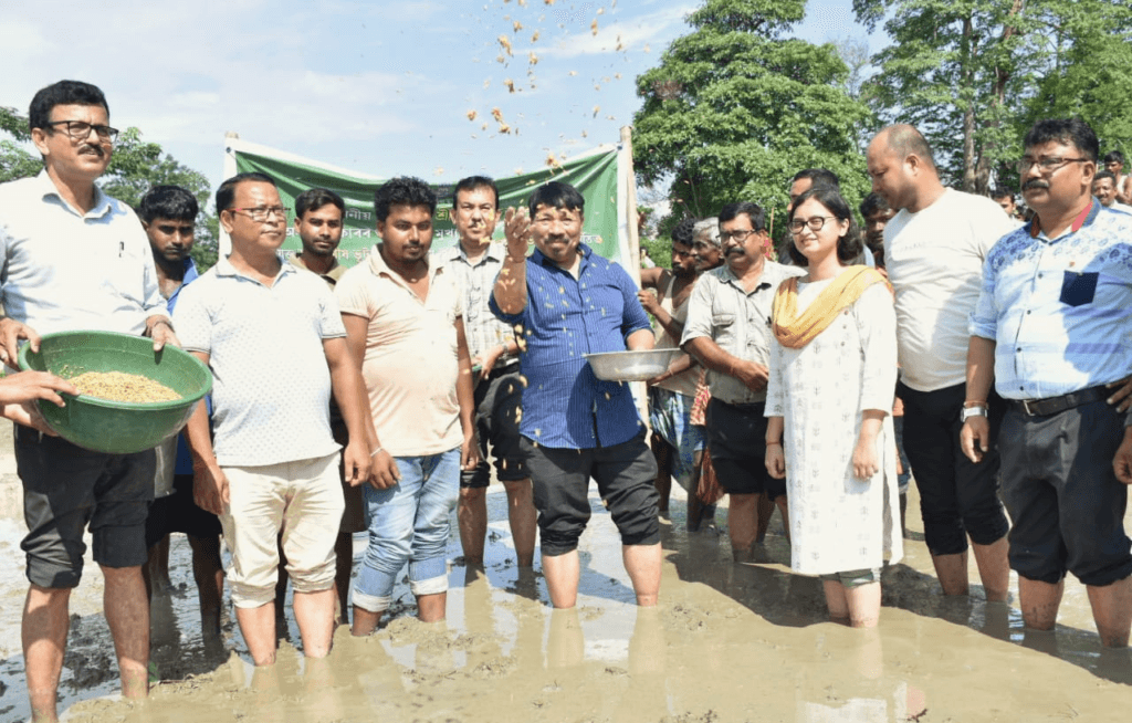 হাল বোৱা খেতি কৰা অভ্যাস মোৰ পুৰণি, কৃষকৰ দুখ মই বুজি পাওঁ- কৃষিমন্ত্ৰী অতুল বৰা... 2 image 1