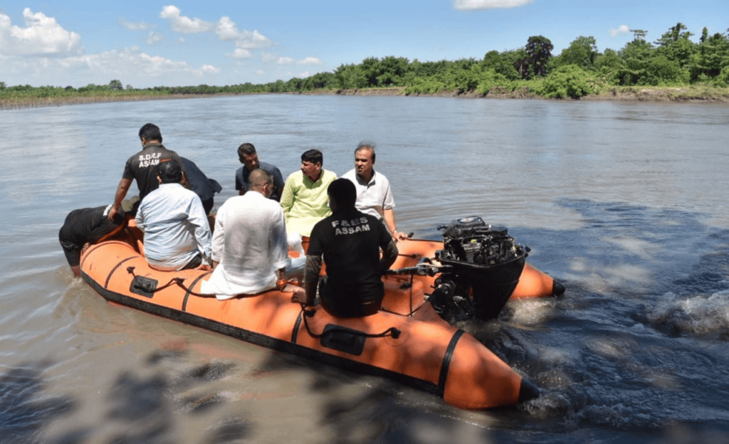 স্কুটী চলাই বান বিধ্বস্ত এলেকা পৰিদৰ্শন মুখ্যমন্ত্ৰী হিমন্ত বিশ্ব শৰ্মাৰ... 2 image 129