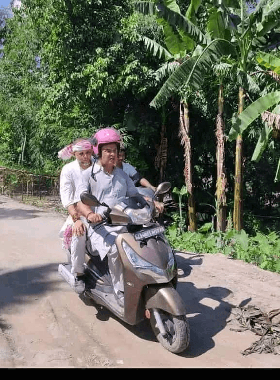 স্কুটী চলাই বান বিধ্বস্ত এলেকা পৰিদৰ্শন মুখ্যমন্ত্ৰী হিমন্ত বিশ্ব শৰ্মাৰ... 1 image 130