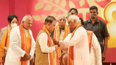 কিংবদন্তী ক্ৰিকেটাৰ সুনীল গাভাস্কাৰক সন্মানীয় ডক্টৰেট ডিগ্ৰী প্ৰদান আৰএছএছৰ প্ৰধান মোহন ভাগৱতৰ, তাৰ পিছতে চলিছে এই চৰ্চা… 1 image 139