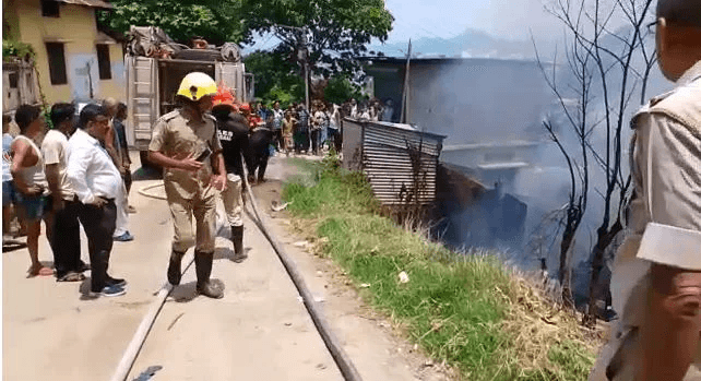মহানগৰীত ভয়ংকৰ অগ্নিকাণ্ড! ৬টাকৈ চিলিণ্ডাৰ বিস্ফোৰণ হৈ ভস্মীভূত কেইবাটাও ঘৰ, এজনৰ মৃত্যু.. 1 image 156