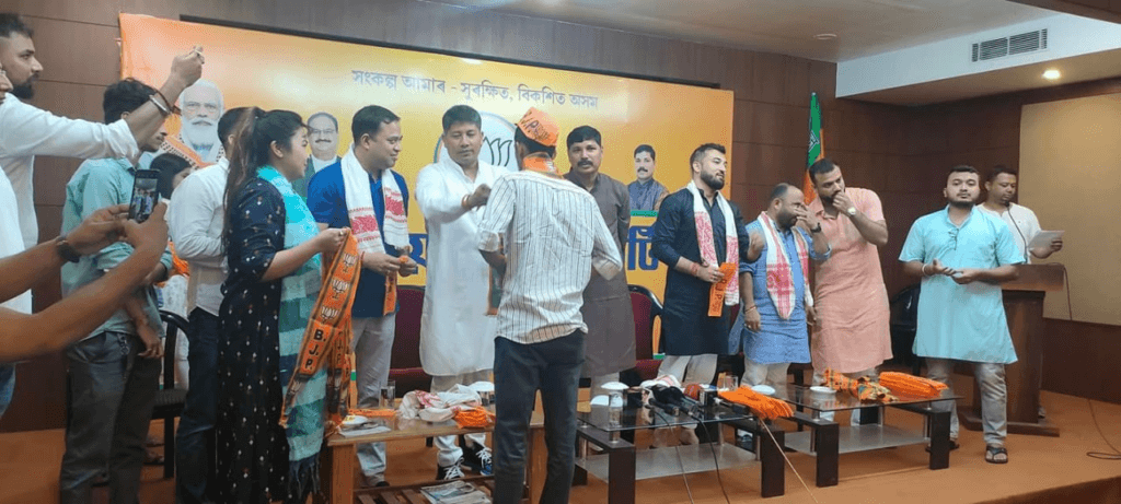 সাধাৰণ সম্পাদকৰ পাছত এইবাৰ বিজেপিলৈ কটন বিশ্ববিদ্যালয় ছাত্ৰ একতা সভাৰ সভাপতি নিয়ৰ ডেকা... 2 image 159