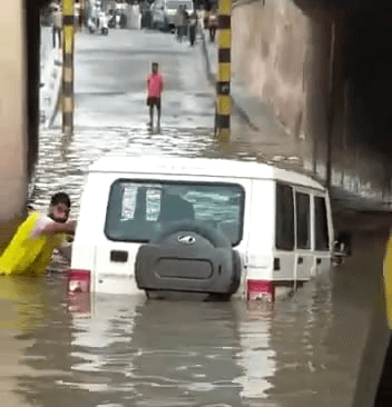 সাধাৰণ জনতাৰ নহয়, কৃত্ৰিম বানত বুৰ গ’ল খোদ জিলা উপায়ুক্তৰ চৰকাৰী বাহন... 1 image 165