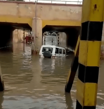 সাধাৰণ জনতাৰ নহয়, কৃত্ৰিম বানত বুৰ গ’ল খোদ জিলা উপায়ুক্তৰ চৰকাৰী বাহন... 2 image 166