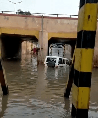 সাধাৰণ জনতাৰ নহয়, কৃত্ৰিম বানত বুৰ গ’ল খোদ জিলা উপায়ুক্তৰ চৰকাৰী বাহন... 3 image 167
