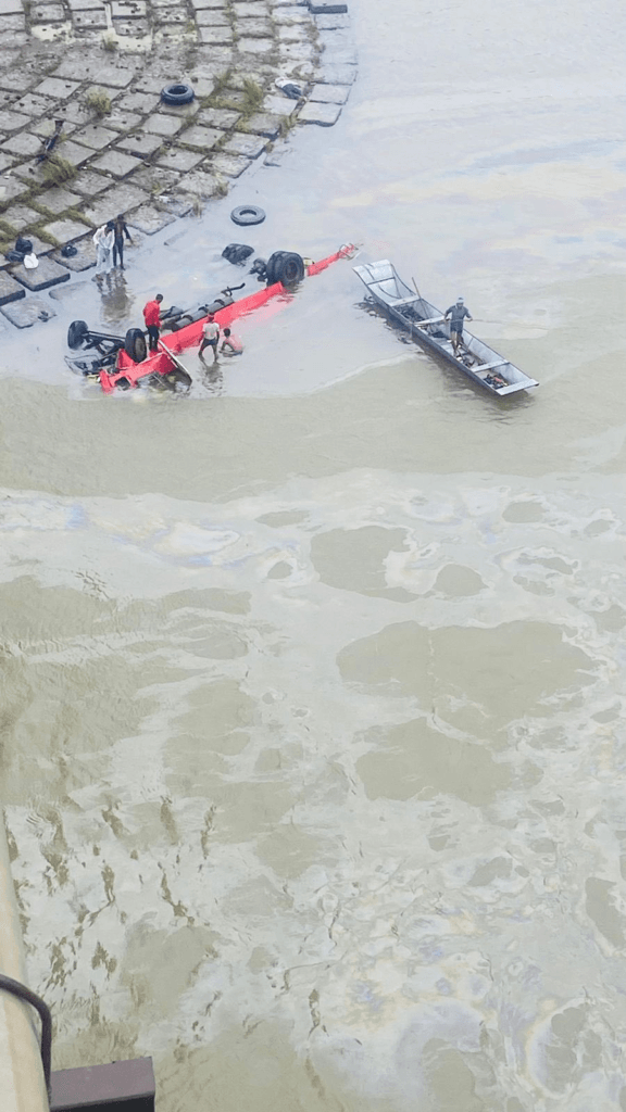 শোকাবহ! অভাৰেটক কৰিবলৈ গৈ নৈত বাগৰি পৰিল যাত্ৰীবাহী বাছ, এতিয়ালৈকে ১৩ জনৰ মৃতদেহ উদ্ধাৰ 2 image 181