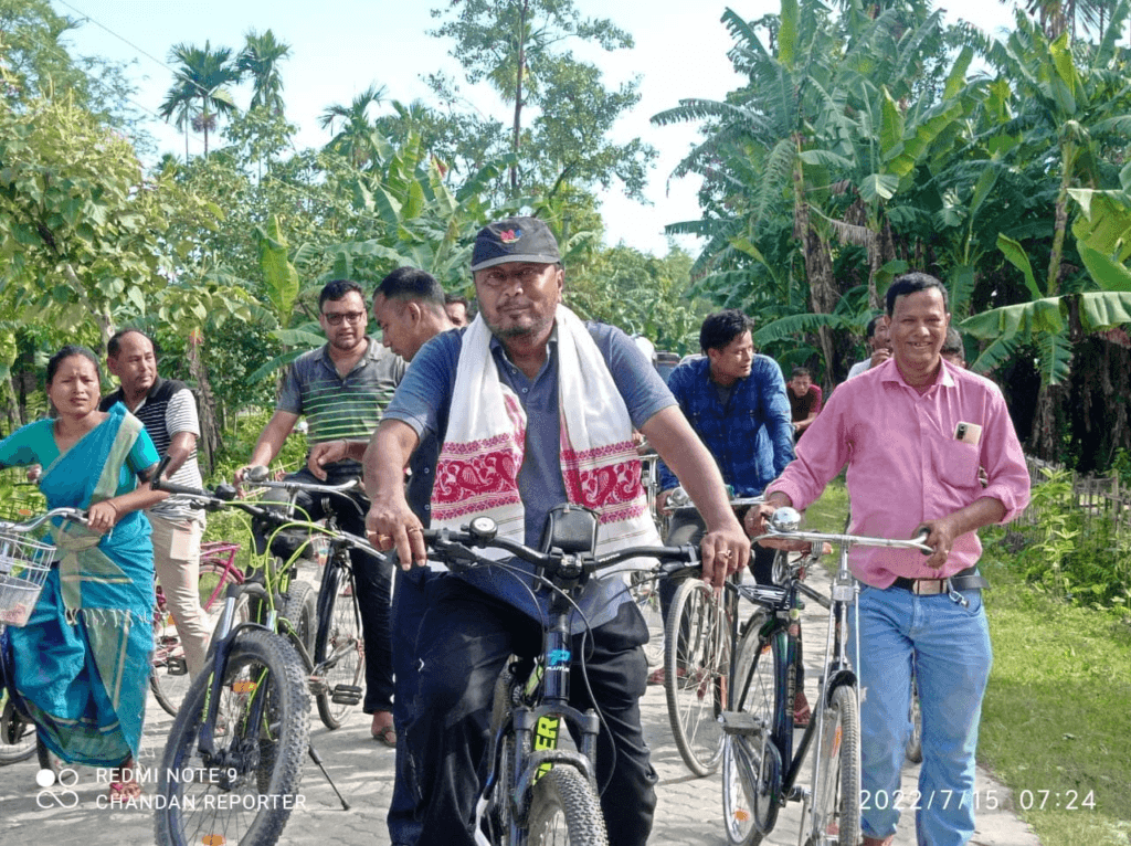 প্ৰখৰ ৰ’দকো নেওচি চাইকেল চলাই প্ৰধানমন্ত্ৰীৰ আৱাসগৃহ নিৰ্মাণৰ কাম-কাজৰ বুজ ল’লে বিধায়ক পদ্ম হাজৰিকাই 1 image 182